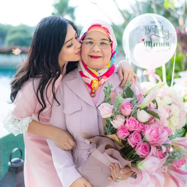 6 Momen Titi Kamal Rayakan Ultah Ibunda Bareng Keluarga, Penuh Kehangatan