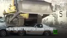 Presiden Filipina, Rodrigo Duterte menghancurkan sejumlah mobil mewah milik koruptor.