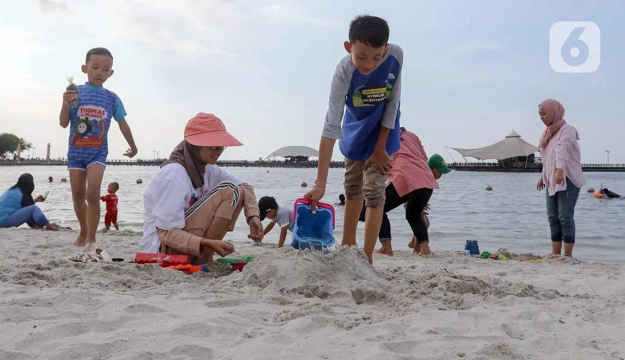 Warga berwisata di Pantai Lagoon, Taman Impian Jaya Ancol, Jakarta, Selasa (13/5/2025). (Liputan6.com/Herman Zakharia)