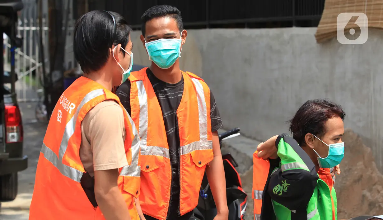 Warga yang terjaring razia masker oleh petugas Satpol PP berbincang di kawasan Tanjung Duren, Jakarta, Kamis (19/11/2020). Satpol PP terus menindak warga yang melanggar protokol kesehatan selama PSBB transisi dengan sanksi kerja sosial di sarana umum atau membayar denda. (merdeka.com/Imam Buhori)
