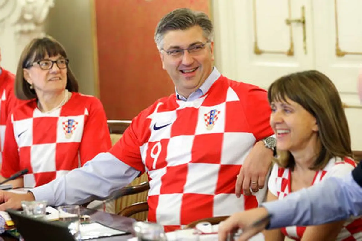 Perdana Menteri Kroasia Andrej Plenkovic mengenakan seragam timnas nomor 9 sebagai perayaan dan bentuk dukungan terhadap Kroasia yang masuk ke final Piala Dunia 2018 (AP PHOTO)