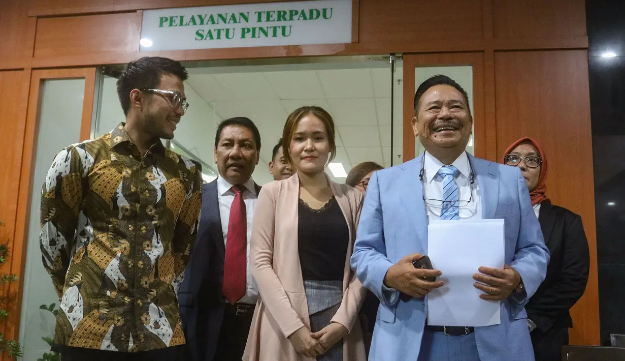 Terpidana kasus pembunuhan berencana terhadap Wayan Mirna Salihin, Jessica Kumala Wongso (kedua kanan), mendaftarkan permohonan peninjauan kembali (PK) atas kasusnya di Pengadilan Negeri Jakarta Pusat, Rabu (9/10/2024). (merdeka.om/Arie Basuki)