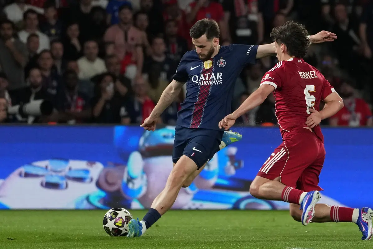 Pemain Liverpool Milos Kerkez (kanan) mencoba memblok tembakan pemain PSG Khvicha Kvaratskhelia