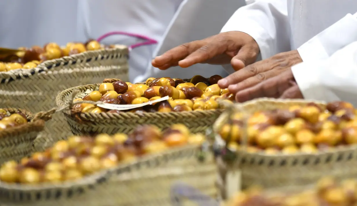 Para juri memeriksa kurma selama Festival tahunan Kurma Liwa  di kota Liwa, Abu Dhabi pada Rabu (17/7/2019). Festival yang rutin diadakan setiap tahun ini biasanya dihadiri oleh ribuan orang lebih turis mancanegara dan pengunjung lokal. (Photo by Karim SAHIB / AFP)