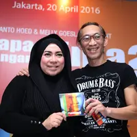 Melly Goeslaw dan suami Anto Hoed saat lounching album Soundtrack film Ada Apa Dengan Cinta 2 di CFC Kemang, Jakarta Selatan, Rabu (20/4). (Andy Masela/Bintang.com)
