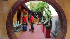 Menjelang imlek, beberapa petugas melakukan berbagai persiapan di Klenteng Boen Tek Bio, Tangerang, Selasa (10/2/2015). (Liputan6.com/Faisal R Syam)