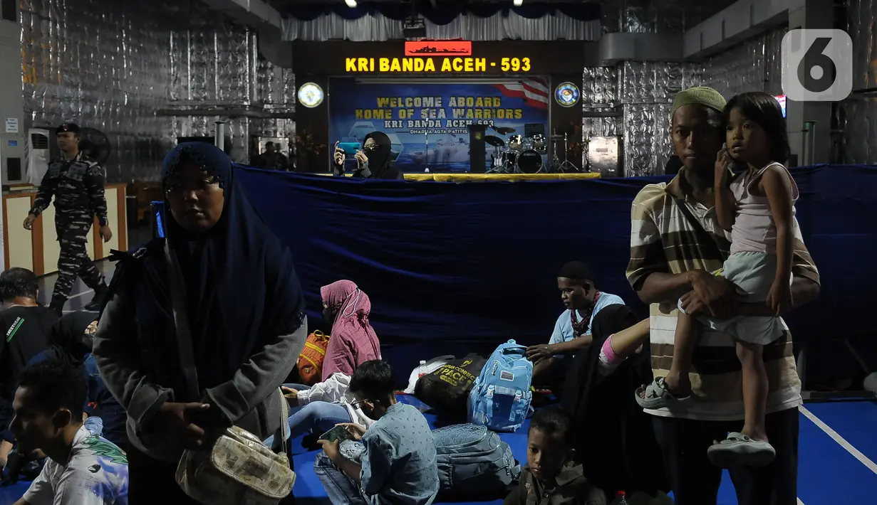 Untuk masyarakat umum menggunakan kapal perang yang menempuh jalur laut, sedangkan jalur darat menggunakan bus yang dikhususkan untuk prajurit TNI AL beserta keluarga. (merdeka.com/Imam Buhori)