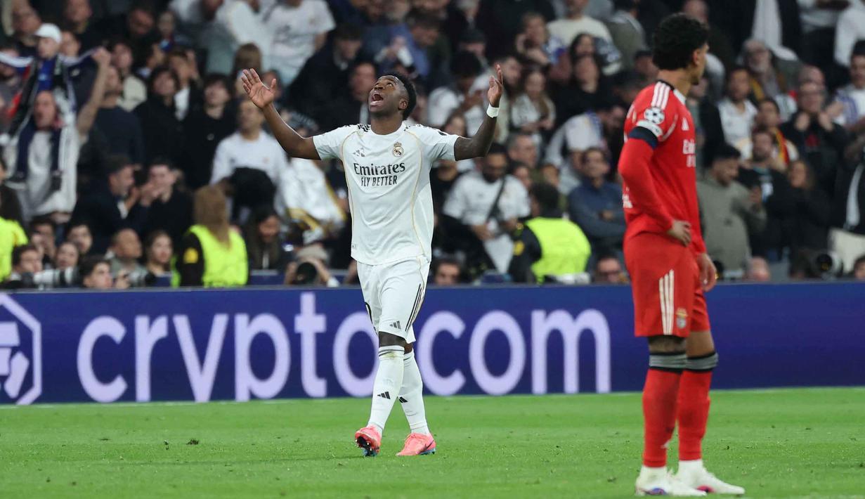 Menjamu Benfica di Stadion Santiago Bernabeu pada Rabu 25 Februari 2026 waktu setempat atau Kamis (26/2/2026) dini hari WIB, Los Blancos unggul 2-1. Tampak dalam foto, penyerang Real Madrid asal Brasil, Vinicius Junior, merayakan golnya selama pertandingan leg kedua babak playoff 16 besar Liga Champions 2025/2026 melawan SL Benfica di Stadion Santiago Bernabeu pada Rabu 25 Februari 2026 waktu setempat atau Kamis (26/2/2026) dini hari WIB. (Thomas COEX/AFP)