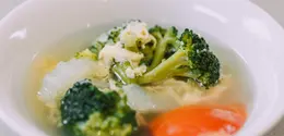Perpaduan ayam, sayuran, dan kuah hangat membuat hidangan ini cocok untuk menu harian yang lebih ringan (Foto/Dok: Pixels)