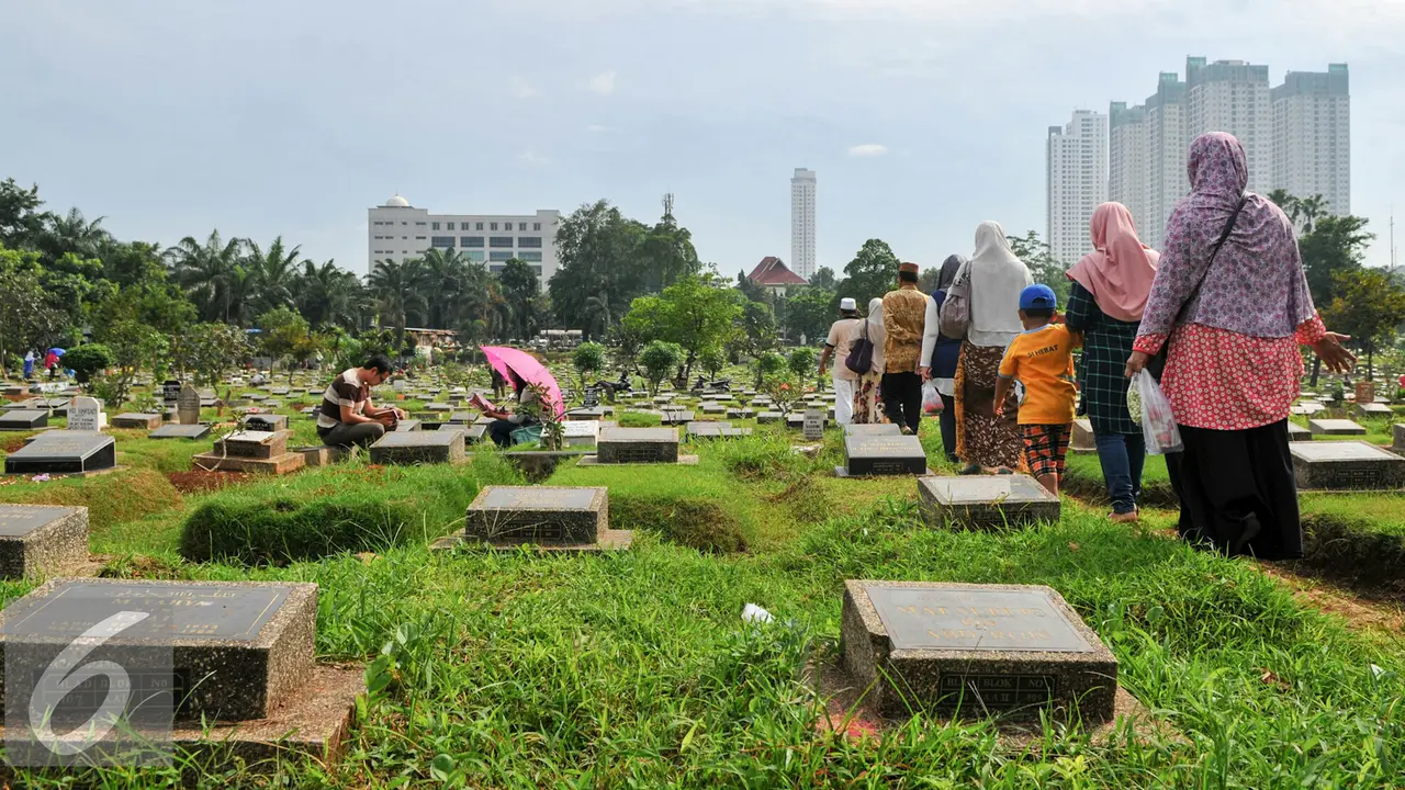 20160529- Warga Mulai Ziarah ke Makam Keluarga-Jakarta- Yoppy Renato