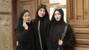 Mahalini dan Aaliyah rupanya sama-sama sedang hamil saat menjalani ibadah umrah beberapa waktu lalu. Bedanya, Mahalini sudah 7 bulan, sementara Aaliyah sedang hamil empat bulan. Keduanya kini menanti calon buah hati pertama dan akan menjadi seorang ibu. (Liputan6.com/IG/@aaliyah.massaid)