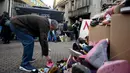 Sepatu anak-anak dipajang di Zagreb, pada 15 Desember 2023, dalam sebuah demonstrasi oleh para aktivis perdamaian yang ingin mengecam perang di Jalur Gaza yang mengakibatkan penderitaan pada anak-anak. (DENIS LOVROVIC/AFP)