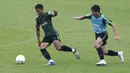 Pemain Timnas Indonesia U-22, Dimas Drajad, menggiring bola saat internal games di Stadion Madya, Jakarta, Sabtu (19/1). Latihan ini merupakan persiapan jelang Piala AFF U-22. (Bola.com/Yoppy Renato)
