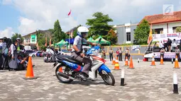 Siswa berlatih berkendara saat Millenial Road Safety Festival (MRSF) 2019 di Halaman SMK 1 Bawen, Semarang, Jumat (1/2). Polres Semarang mengkampanyekan keselamatan berlalu lintas pada kaum millennial yang berusia 17-35 tahun. (Liputan6.com/Gholib)