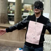 Muslim, remaja laki-laki ini berdiri di dalam udara dingin selama dua jam demi lawan islamophobia.