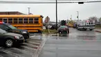 Sejumlah kendaraan dari petugas keamanan dan bus sekolah terparkir di dekat pintu masuk Great Mills High School di Maryland, AS (20/3). Seorang pelaku penembakan bernama Austin Wyatt Rollins melukai dua siswa di sekolah tersebut. (AP Photo / Alex Brandon)