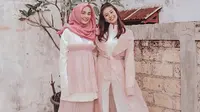 Awkarin berpose cantik bersama kembaran (dok. instagram @awkarin/ https://www.instagram.com/p/BtskvapjlW3/ Adinda Kurnia)