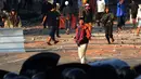Aksi massa saat melakukan perlawanan terhadap aparat kepolisian di kawasan Tanah Abang, Jakarta, Rabu (22/5/2019). Tanah Abang memanas lagi sekitar pukul 07.15 WIB, massa kembali melakukan perlawanan dengan menimpuki polisi. (merdeka.com/Imam Buhori)