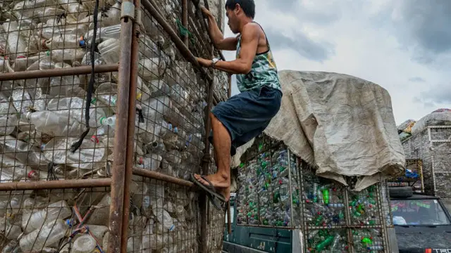Tak hanya di Indonesia, penumpukan sampah plastik juga terjadi di beberapa negara di dunia.