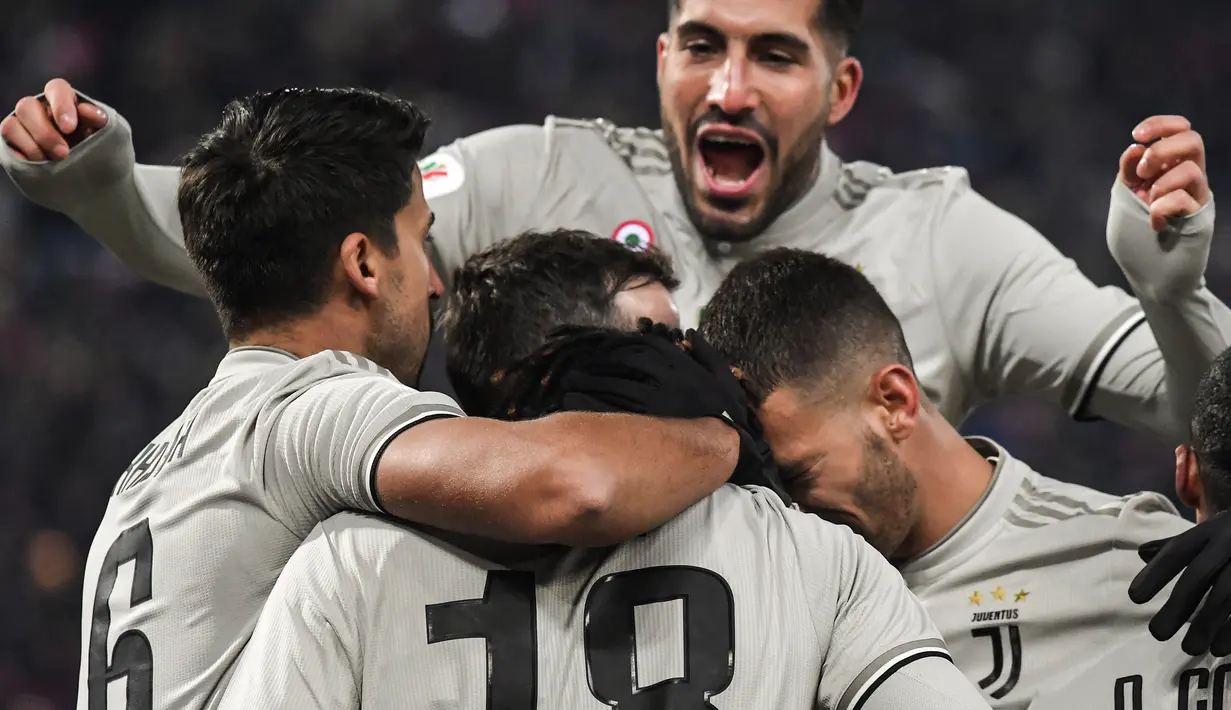 Pemain Juventus saling berpelukan usai Moise Kean (tengah) mencetak gol ke gawang Bologna dalam Coppa Italia di Stadion Renato Dall'Ara, Bologna, Italia, Sabtu (12/1). Juventus melaju ke perempat final Coppa Italia. (Tiziana FABI/AFP)