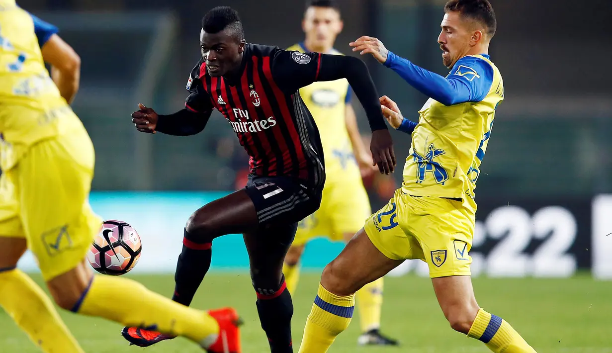 Penyerang Milan, M'Baye Niang duel dengan pemain Chievo, Fabrizio pada pertandingan Chievo Verona melawan AC Milan di stadion Marc Antonio Bentegodi, Verona, Italia (16/10). AC Milan berhasil menang 1-3 atas Chievo Verona. (Reuters/ Alessandro Garofalo)