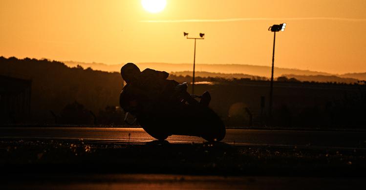 Sebuah siluet seorang pembalap saat berkompetisi dalam ajang 24 Hours of Le Mans yang berlangsung di Sirkuit Bugatti, Prancis, 19 April 2026 waktu setempat. (AFP/Julien De Rosa)