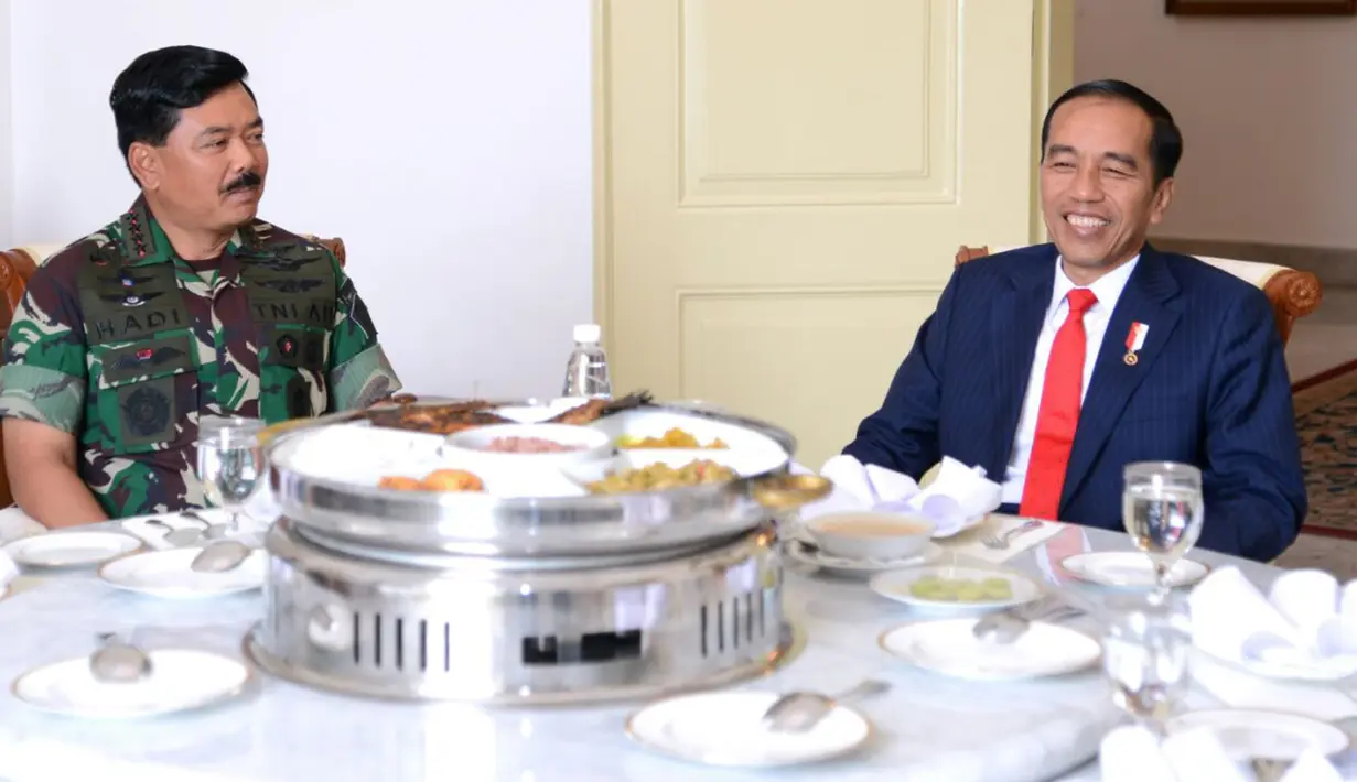 <p>Presiden Joko Widodo (Jokowi) berbincang dengan Panglima TNI Marsekal TNI Hadi Tjahjanto ketika santap siang bersama di Ruang Keluarga Gedung Induk Istana Bogor, Kamis (14/12). Undangan Jokowi pada Panglima TNI dilakukan untuk ramah-tamah. (dok. Setpres)</p>