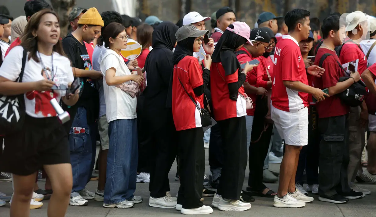 Mereka antusias untuk menyaksikan permainan timnas Indonesia yang akan menjamu China. (Liputan6.com/Helmi Fithriansyah)