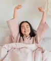 Tidak semua orang perlu bangun pukul 5 pagi untuk merasa produktif. Bangun sebelum pukul 8 sudah cukup untuk memberi ruang menikmati pagi tanpa terburu-buru. Waktu ini memungkinkan tubuh beradaptasi secara alami sebelum menghadapi aktivitas. (foto/dok: freepik)
