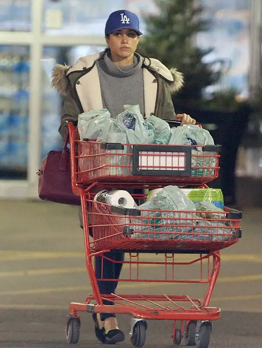 Sempat tersiar kabar alasan Pangeran Harry mengagumi Meghan lantaran kemandirian yang dimiliki Meghan sebagai seorang perempuan. Hal ini terbukti dengan fotonya yang sedang asik berjalan sendirian. (doc.dailymail.com)