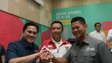 Menpora Imam Nahrawi (tengah), Ketua Inasgoc Erick Thohir (kiri), dan Ketua Inapgoc Raja Sapta Oktohari, menggelar jumpa pers terkait persiapan Asian Games dan Asian Paragames di Kantor Kemenpora, Jakarta, Senin (14/5/2018). (Humas Kemenpora)