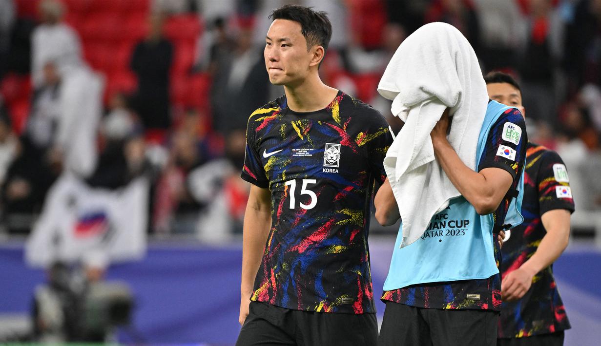 Reaksi kecewa sejumlah pemain Korea Selatan setelah kalah dari Yordania pada laga semifinal Piala Asia 2023 di Ahmad Bin Ali Stadium, Doha, Qatar, Selasa (06/02/2024). Korea Selatan kalah dengan skor 0-2. (AFP/Hector Retamal)
