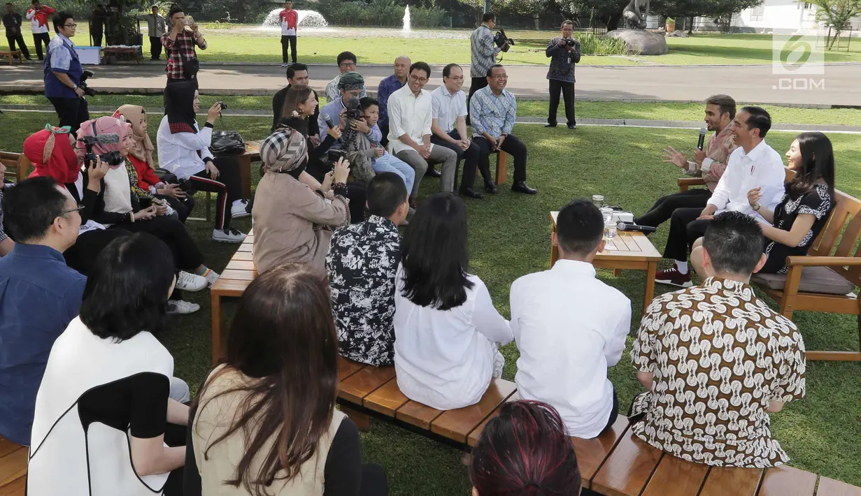 Presiden Joko Widodo berbincang dengan para konten kreator XYZ 2018 di Istana Bogor, Minggu (22/4). Kegiatan ini menjadi rangkaian menyambut XYZ 2018 yang akan diadakan di Venue The Hall-Senayan City, 25 April 2018, mendatang. (Liputan6.com/Angga Yuniar)