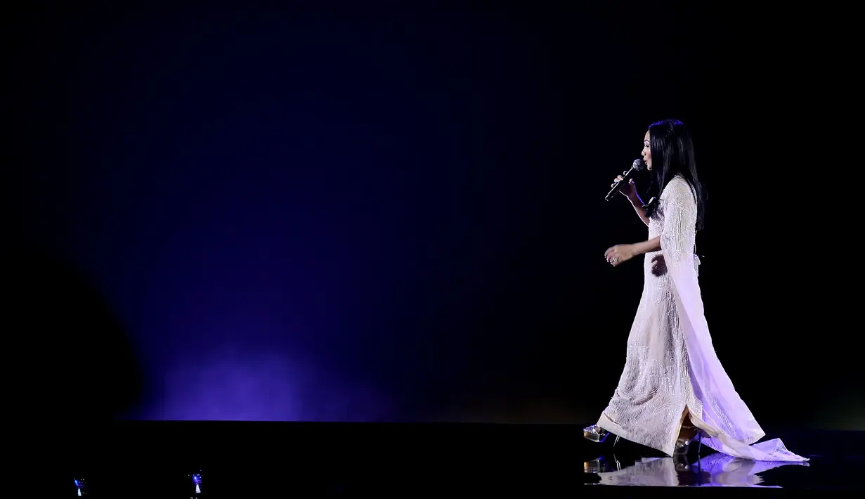 Konser menandai kariernya di industri musik 30 tahun Sheila Majid itu juga mengajak beberapa penyanyi Indonesia seperti Armand Maulana dan Mike Mohede. (Andy Masela/Bintang.com)