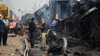 Gerbong kereta api yang rusak parah usai tergelincir di Kanpur, India utara, Rabu (28/12). Peristiwa tersebut mengakibatkan 2 orang tewas dan 43 lainnya luka-luka. (AFP PHOTO / SANJAY Kanojia)