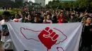 Masyarakat aliansi Forum Rakyat Bali di Jakarta melakukan aksi saat Car Free Day (CFD) di Bundaran Hotel Indonesia, Jakarta, Minggu (4/9). Dalam aksinya mereka bernyanyi menyerukan Tolak Reklamasi Teluk Benoa. (Liputan6.com/Johan Tallo)