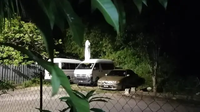 Takuti Warga Agar Selalu Berada di Rumah, Pria Ini Pakai Kostum Hantu