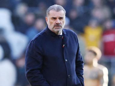 Ekspresi pelatih Tottenham Hotspur, Ange Postecoglou, setelah anak asuhnya ditaklukkan Wolverhampton Wanderers pada matchday ke-12 Liga Inggris 2023-2024 di Stadion Molineux, Sabtu (11/11/2023). Spurs tumbang 1-2 dari Wolves. (AFP/Darren Staples)