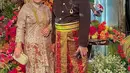 Uya Kuya hadir mengenakan pakaian khas Bugis dari jaket hitam saj sarung merah keemasan. Sedangkan istrinya Astrid Kuya mengenakan pakaian Palembang dengan kebaya brokat panjang dipadukan bawahan kain merah lengkap dengan hiasan kepala emas khas Palembang. [@king_uyakuya]