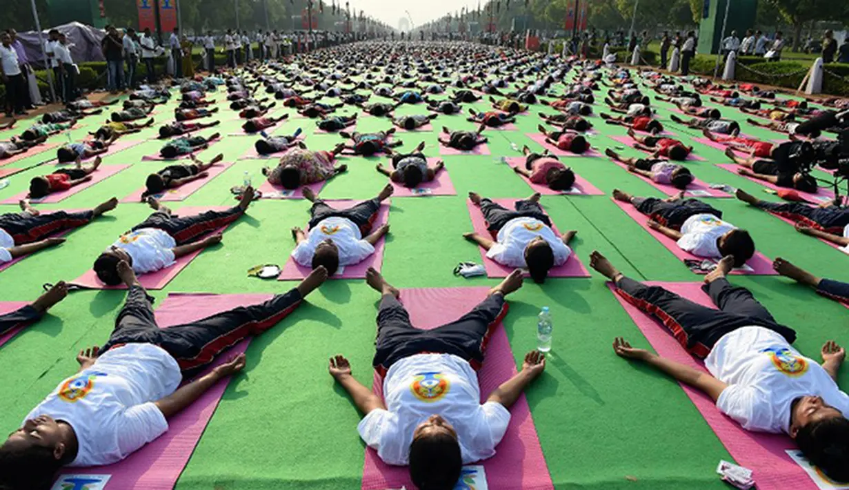 Puluhan ribu orang berpartisipasi melakukan gerakan yoga di New Delhi, India. (AFP PHOTO/Prakash Singh)