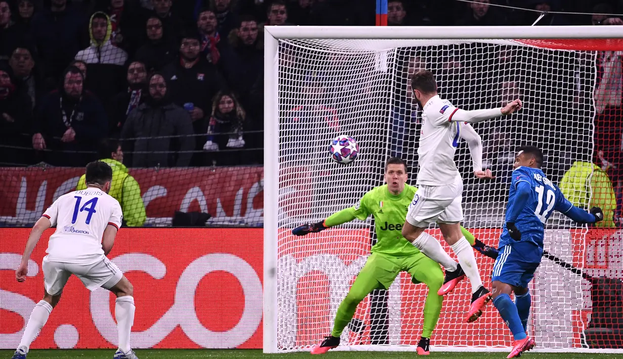 Pemain Lyon Lucas Tousart (kedua kanan) mencetak gol ke gawang Juventus pada leg pertama babak 16 besar Liga Champions di Stadion Parc Olympique Lyonnais, Decines-Charpieu, Perancis, Rabu (26/2/2020). Lyon menang 1-0. (FRANCK FIFE/AFP)
