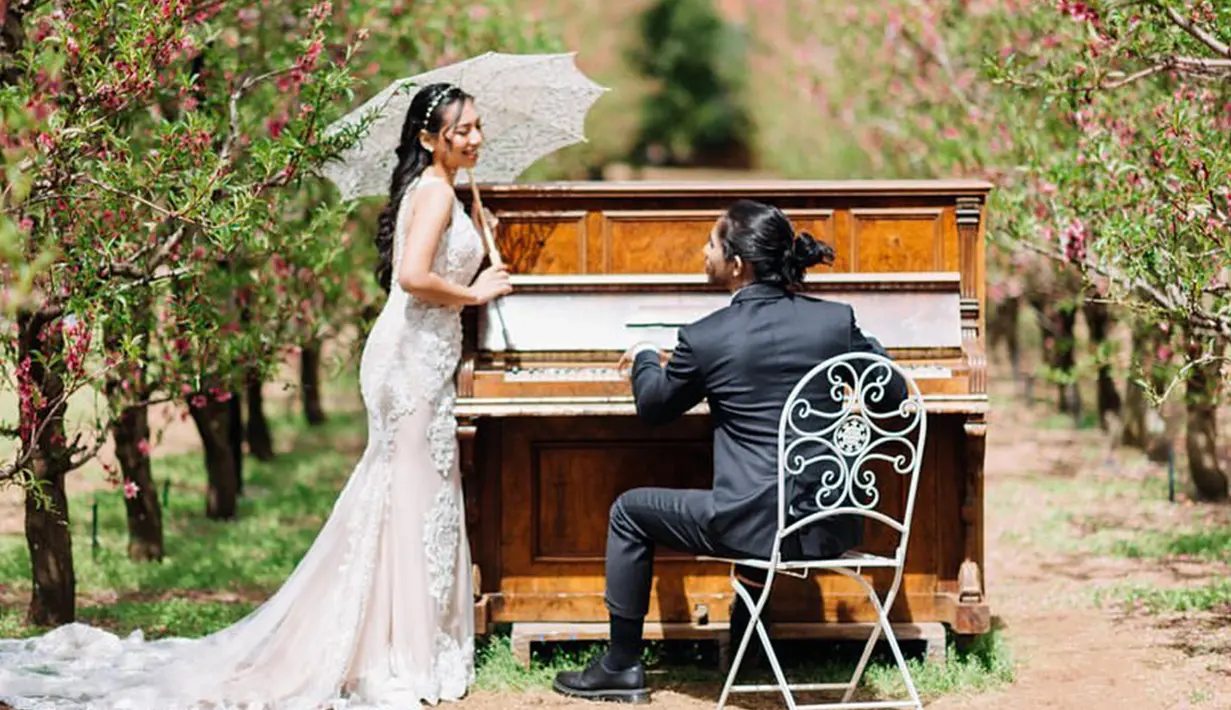 Keduanya melakukan sesi foto prewedding di sebuah taman. (Liputan6.com/IG/@rayrafi)