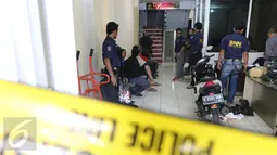 Petugas BNN dan aparat kepolisian mengamankan tiga WNA di sebuah hotel di Tanah Abang, Jakarta, Jumat (29/1). Hingga kini belum diketahui berapa pelaku yang diamankan dari penggerebekan petugas tersebut. (Liputan6.com/Herman Zakharia)