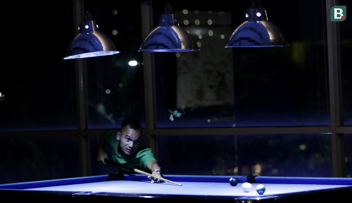 Pemain Timnas Indonesia, Riko Simanjuntak, saat bermain biliar dengan Evan Dimas di Hotel Grand Zuri, Jawa Barat, Minggu (4/11). Pemusatan latihan Timnas ini merupakan persiapan jelang Piala AFF 2018. (Bola.com/M Iqbal Ichsan)