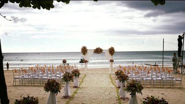 Pesta Pernikahan di Pantai