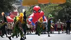 Para pengunjung tampil di depan balon Spiderman di Alameda Avenue, Santiago, Chile pada 1 Desember 2024. (RODRIGO ARANGUA/AFP)