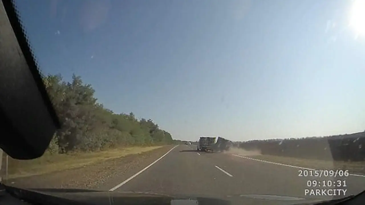Truk pengangkut ayam yang terguling di Rusia. (Daily Mail)