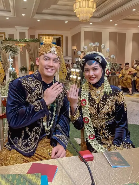 Revalina dan Samuel berperan sebagai pengantin dengan adat Jawa. Terlihat dari baju adat yang mereka kenakan. [@vatemat]