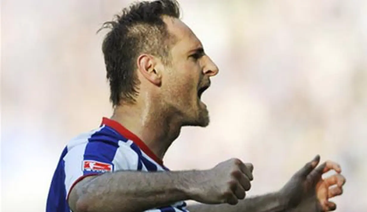 Bek Hertha Berlin, Josip Simunic setelah mencetak gol kemenangan 2-1 atas Werder Bremen dalam sebuah partai Bundesliga pada 19 April 2009 di Berlin. AFP PHOTO/AXEL SCHMIDT