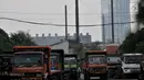 Sejumlah truk melintas dengan latar belakang polusi asap pabrik di kawasan Industri Pulogadung, Jakarta Timur, Rabu (31/7/2019). Selain gas buang kendaraan, limbah asap pabrik merupakan salah satu sumber polutan yang menambah buruknya kualitas udara di ibu kota. (merdeka.com/Iqbal S Nugroho)